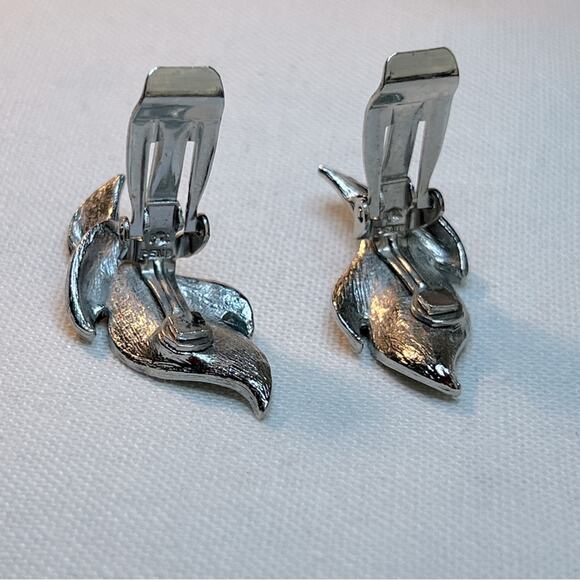 JUDY LEE VINTAGE 1950 MID CENTURY FAUX SILVER CURVY LEAF CLIP ON EARRINGS - Picture 8 of 11